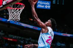 Uzi关键节点突破纪录，老鹰带队取胜！的简单介绍