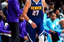  穆雷重返赛场，出色防守首场状态出色，FPX观众沸腾！引发球迷热议