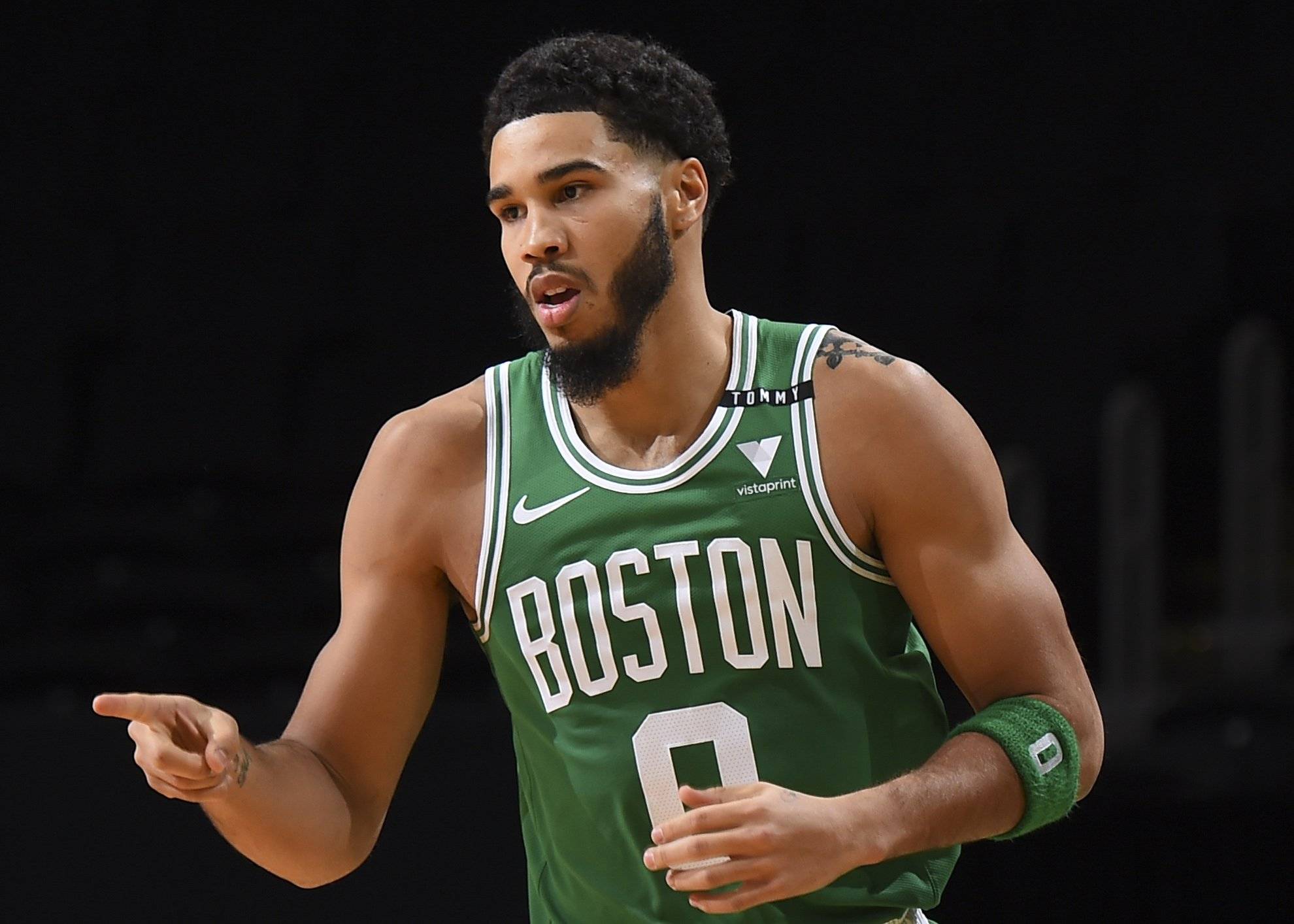 塔图姆重返赛场,刷新纪录首场状态出色,瑞士队观众沸腾! 塔图姆重返赛场,刷新纪录首场状态出色,瑞士队观众沸腾!